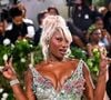 A l’instar de l’actuelle Miss France, Angélique Angarni-Filopon ou encore d’Ebony, finaliste de la Star Academy, Aya Nakamura subit ce qu’on appelle de la “misogynoir”, une intersection entre sexisme et racisme qui touche les femmes noires. A chaque apparition, le look et le comportement de l’artiste vont être passés au microscope et critiqués. Une forme de haine dont ont souffert de nombreuses femmes noires quand elles sont sous le feu des projecteurs.