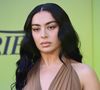 Addison Rae en plein Coachella aux côtés d'une légende ? L'ambiance est survoltée sur scène lors de cette performance où Charli XCX arbore sa tenue décontractée habituelle - celle des "partys" nocturnes infinies, à savoir, une culotte.