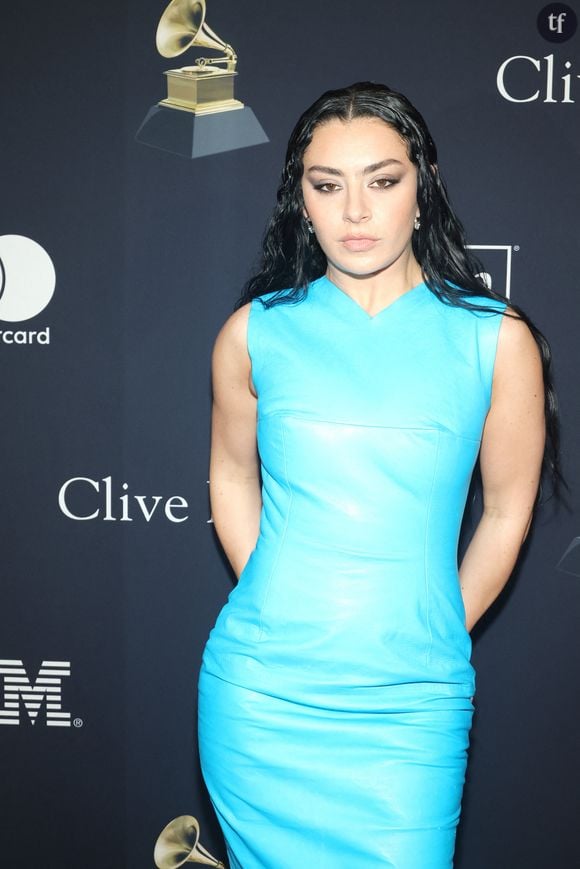 "Ridicule", "sublime" : la popstar la plus punk du siècle ose la transparence sur le tapis rouge et casse Internet avec son look