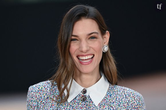 Un "grand moment de solitude"

La chanteuse québécoise s'est également heurtée à un public très froid lors de sa prestation en ouverture de cérémonie du Ballon d'Or, qui a très peu applaudi à la fin de sa performance sur scène. "Je voudrais vous dire, vraiment, bravo ! Mais vraiment, vraiment. On va le constater, voici la foule en délire...", a ironisé le présentateur de Quotidien sur TMC, Yann Barthès, ce mercredi 24 septembre, en diffusant les images gênantes d’un public mutique.

"C’était un grand moment de solitude je vous avoue", a-t-elle répondu avec le sourire. "Après c’était un honneur d’être là mais je vous avoue que franchement j’ai jamais vécu quelque chose comme ça de toute ma vie". Celle qui sera la marraine de la prochaine saison de la Star Academy n'est probablement pas prête de réitérer l'expérience.