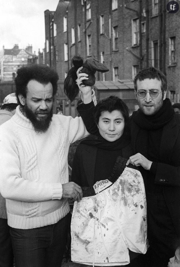 Mais parmi les fans, aucune hésitation : Yoko Ono serait à l’origine de la rupture. Même après l’assassinat de John Lennon le 8 décembre 1980 à la sortie de ses studios new-yorkais, l’artiste japonaise aujourd’hui âgée de 92 ans subit de plein fouet les critiques. “Veuve noire”, “manipulatrice”, “sorcière qui a causé la séparation des Beatles en séduisant John Lennon”... Les fans des Beatles ne l’épargnent pas.