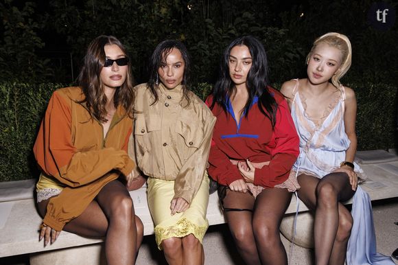 “Un rêve”, “une reine” : Hailey Bieber en robe ultra-transparente et string, elle enflamme Internet