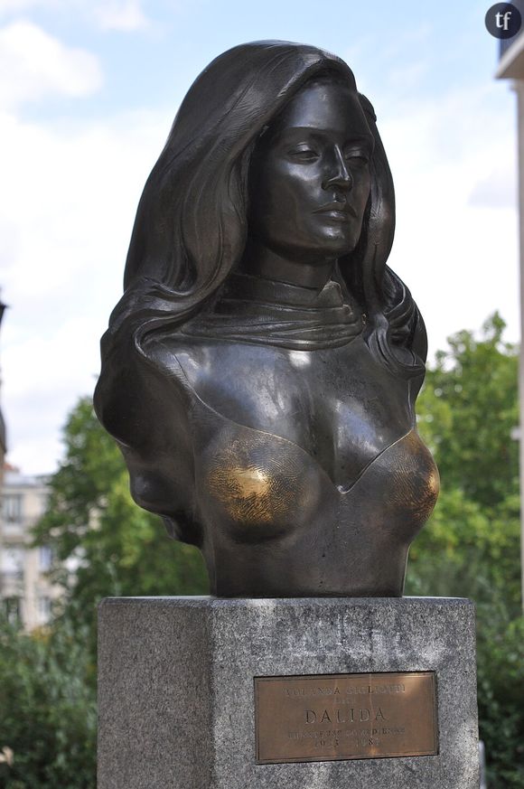 « Dans notre société, il n'est pas rare que les corps des femmes soient touchés ou embrassés sans leur consentement. Si ces expériences traumatisantes ne laissent pas de traces visibles comme les décolorations des statues, elles laissent bel et bien des marques invisibles. C'est ça qu'on voulait mettre en avant. »