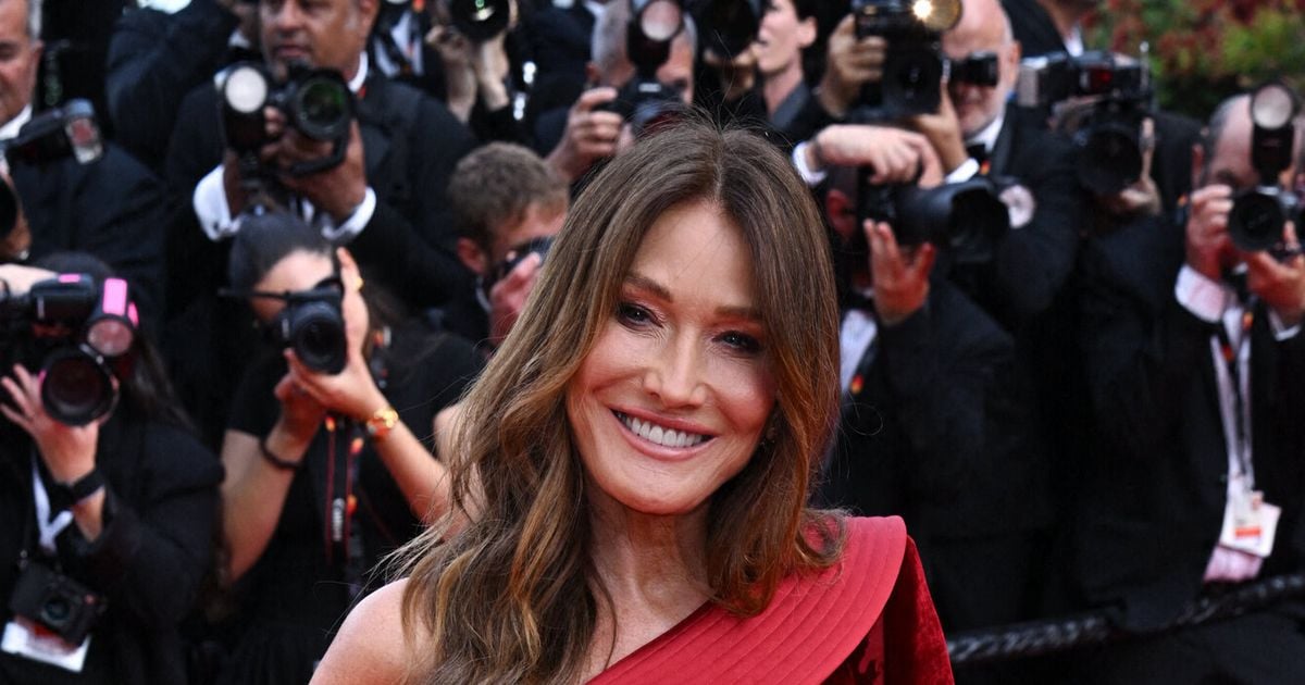 “Incroyable”, “c’est un bijou”, “quelle robe !” : Carla Bruni ultra glamour à Cannes, les internautes sont sous le charme