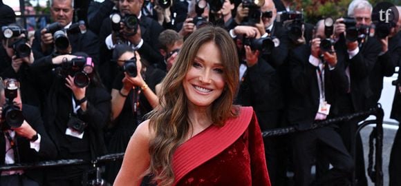 “Incroyable”, “c’est un bijou”, “quelle robe !” : Carla Bruni ultra glamour à Cannes, les internautes sont sous le charme