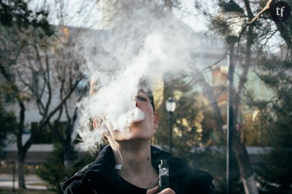 Les "puffs" cartonnent déjà chez les adolescents, et c'est inquiétant : elles peuvent contenir jusqu'à 20 milligrammes de nicotine. Nocives et addictogènes, ces cigarettes pourraient bientôt être interdites en France.