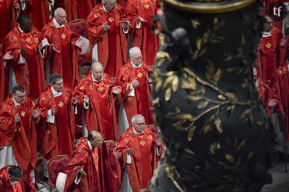 Jamais dans l'histoire du Vatican une femme n'a donc pris place sur le Saint-Siège. Et ce, malgré le mythe de la papesse Jeanne.