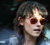 C'est un grand moment pour la communauté LGBTQ, qui célèbre depuis toujours l'actrice de Twilight : son coming out lesbien, son engagement auprès des personnes queer, la visibilité qu'elle apporte aux fictions portées par des regards féminins et féministes - c'est le cas dans l'ovni Love Lies Bleeding de Rose Glass, sulfureuse romance entre femmes.