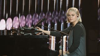 “Imbuvable”, “aucun respect”, “malsaine”, Léa Salamé confronte Louane à un sujet tabou et ça énerve les internautes