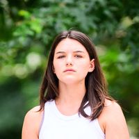 "Le portrait craché de Tom Cruise" : Suri Cruise fait une rare apparition avec sa mère, Katie Holmes, mais les internautes sont choqués de sa ressemblance avec son père