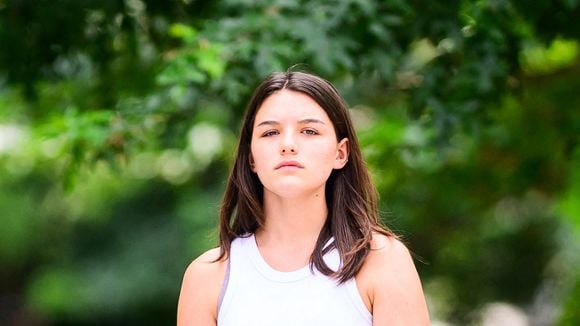 "Le portrait craché de Tom Cruise" : Suri Cruise fait une rare apparition avec sa mère, Katie Holmes, mais les internautes sont choqués de sa ressemblance avec son père