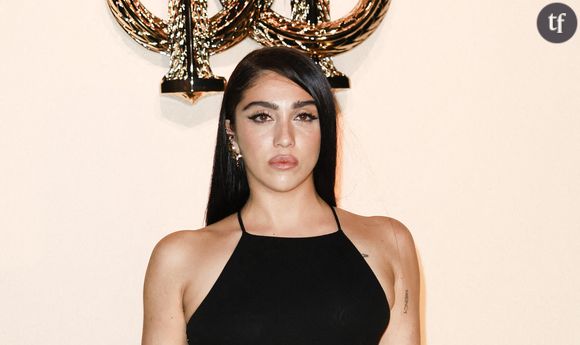 Des looks audacieux

Ces dernières années, Lourdes Leon s'est fait connaître pour son sens de la mode audacieux. La jeune chanteuse n'hésite pas à prendre des risques avec son apparence et séduit l'industrie de la mode, qui l’invite au premier rang. Elle devient tour à tour égérie Miu Miu, Converse, Stella McCartney ou Marc Jacobs.