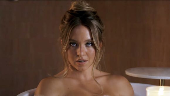 "Femme-objet", hyper sexualisée, "bimbo", controversée : le sex symbol Sydney Sweeney est-elle vraiment "anti woke" ?