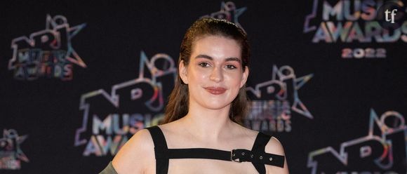 "Elle a basculé dans le côté obscur" : tenue sexy et danse sensuelle, Adèle Castillon se fait clasher après son concert