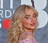 Sabrina Carpenter divine en robe dos-nu

La chanteuse de "Manchild" est apparue sur Instagram dans une robe rouge avec un dos complètement ouvert qui plongeait jusqu'à ses fesses. Les fans ont réagi à la publication avec des messages d'amour, louant la beauté de la chanteuse. "Femme de rêve", "Nous voulons être toi quand nous serons grandes", "Une déesse", "Tu es parfaite", peut-on lire parmi les quelques neuf milles commentaires. Le post de la star a récolté plus de 4,5 millions de likes. Elle a poursuivi sa démonstration de style en arborant un chemisier à imprimé léopard, en lisant The Bell Jar au lit, puis une robe divine en satin blanc, ornée de dentelle et dotée de manches bouffantes.