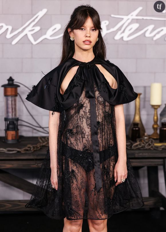 Et ici, elle en assume la sensualité, dans un registre très différent de sa persona d'actrice, anti glamour au possible lorsqu'elle pose devant les caméras, sur les plateaux de tournage.