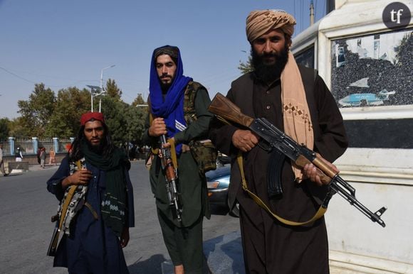 Plus le droit de voyager seule, de voyager tout court, de déclamer de la poésie (oui), d’étudier à l’université, de s’épargner le contrôle d’un tuteur, de se séparer du voile, de manifester. On pourrait poursuivre ainsi sans discontinuer la liste des oppressions faites aux Afghanes.