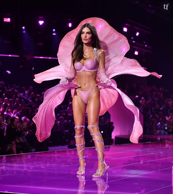 Emily Ratajkowski transforme sa nudité dévoilée sans aucun filtre en discours féministe sur ces nouvelles photos en tenue d'Eve. Osé et militant.