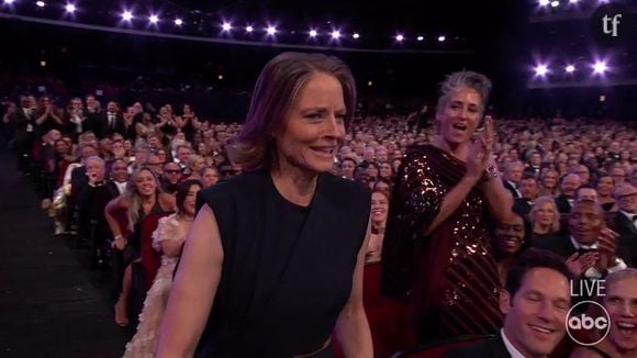 Love is love. Un baiser triomphal est venu ponctuer la victoire aux Emmys de la grande Jodie Foster, actrice Oscarisée, artiste féministe et véritable icône lesbienne.