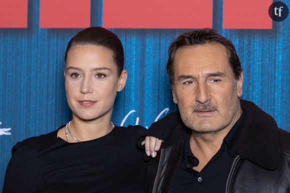 Invitée sur la chaîne YouTube "Station Service" de Loris Giuliano le 17 octobre 2025, Adèle Exarchopoulos a eu droit à de nombreuses allusions de Gills Lellouche sur son couple avec François Civil. De quoi mettre mal à l'aise l'actrice, qui a essayé de couper court à la discussion.