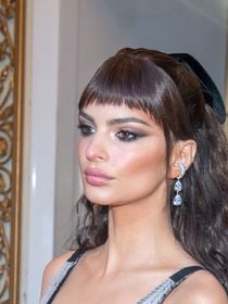 "Tes seins sont plus gros que ton visage !" : Emily Ratajkowski partage des selfies en bikini et les beaufs sont de sortie