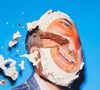 Le créateur de contenu et comédien s'exprime dans la vidéo très inspirante de la semaine. Qui envoie valdinguer le tabou de la santé mentale chez les hommes : "Je me suis dit que c'était une bonne idée de suivre une thérapie quand on a un jeune garçon prêt à affronter ce sinistre monde... Et en vrai c'est un grand saut dans le vide pour moi", avoue encore le trentenaire.