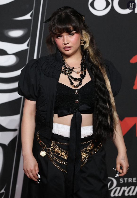 Lola Young, chanteuse britannique de 24 ans, a connu un succès fulgurant avec son titre "Messy". Une chanson devenue un véritable hymne pour toutes celles et ceux revendiquant leur imperfection qui est rapidement devenue virale sur TikTok. Très ouverte sur ses problèmes de santé, elle a annoncé récemment faire une pause, après un malaise sur scène lors d'un concert.