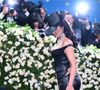 Les internautes ont critiqué le dispositif mis en place pour cacher la star des photographes à son arrivée au tribunal, estimant qu'elle faisait du "cinéma".