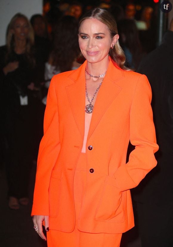 Un dos nu Pour Emily Blunt,, classique de la mode (et pas seulement pour les fans de Mireille Darc), parfois repris au masculin - impossible d'oublier le dos nu de Timothée Chalamet au Met Gala. Et que s'approprie la célébrité avec une audace qui contribue à son aura de diva
