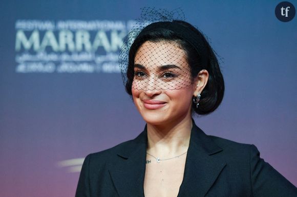 L'artiste dévoile un nouveau look et se fait attraper sa veste