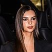 “Une déesse”, “plus belle femme du monde” : Emily Ratajkowski défile en lingerie pour Victoria’s Secret et les internautes sont envoûtés