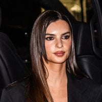 “Une déesse”, “plus belle femme du monde” : Emily Ratajkowski défile en lingerie pour Victoria’s Secret et les internautes sont envoûtés