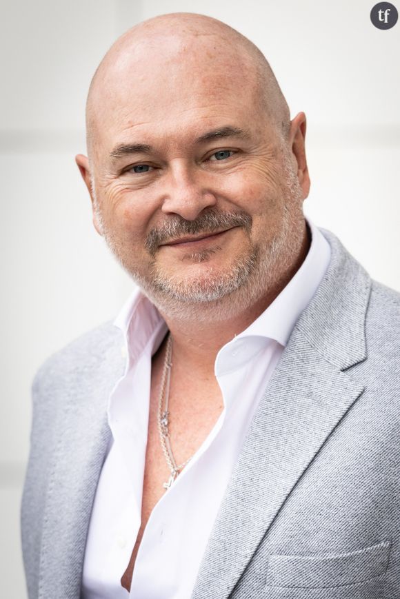 ELLE détaille : "Sébastien Cauet et Nathalie Dartois, sa compagne, dénoncent la divulgation délibérée d’éléments du dossier de viol et agression sexuelle visant l’animateur. Une plainte pour violation du secret de l’instruction qui vise la première accusatrice de l'affaire."