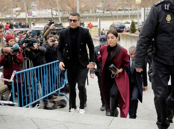 "Mais c'est pas une bague !" : Georgina (enfin) fiancée à Cristiano Ronaldo, sa bague de fiançailles fait le buzz