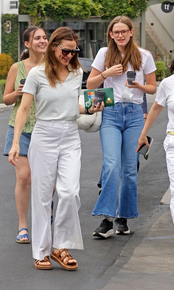 Le 21 juillet, la jeune fille de 19 ans a été photographiée en compagnie de sa mère et de quelques amies lors d'une virée café.