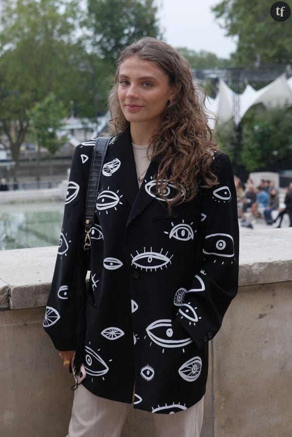 Maëlle s’est sentie, dès l’âge de 16 ans, comme une proie au sein de cette industrie qu’elle considère dangereuse pour les femmes. Elle l’explique d’ailleurs en confrontant ses chansons à son propre parcours. Alors que de nombreuses artistes, Pomme, Iliona, Miki, Yoa, Solann, évoquent volontiers le sexisme, et l’hyper sexualisation, qu’elles ont pu subir de la part des auditeurs, producteurs, en étant de jeunes chanteuses évoluant dans la musique, désirant volontiers s’émanciper d’un regard masculin hégémonique, on ne peine pas à croire aux mots de Maelle, quand elle passe au crible ce sexisme banalise. 

On l’écoute ?