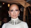J Lo accusée de queerbaiting
Le baiser entre femmes a été jugé opportuniste par une partie du public et associé à une forme de queerbaiting, soit une tentative marketing d'attirer un public LGBTQ+. "Je pourrais la voir embrasser une femme si elle était ouverte à propos de cette orientation sexuelle, mais ça semble désespéré", note un internaute.
D'autres l'ont comparé au baiser emblématique de Madonna et Britney Spears aux MTV VMA en 2013, jugeant cela "ringard" et dépassé. "Très 1999... Britney et Madonna ont fait ça en premier", écrit une utilisatrice sur Instagram. "Jennifer... Tu ne seras jamais Madonna", commente une autre.
Heureusement, la fan peut compter sur le soutien de ses fans de longue date pour saluer sa performance. "J'espère pouvoir bouger comme J. Lo à 55 ans", a écrit l'un d'eux . "Je ne sais pas ce que les gens ont à dire. J.Lo m'a donné ce dont j'avais besoin avec cette ouverture. Toujours une fan !", souligne une autre.