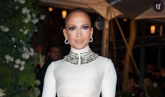 J Lo accusée de queerbaiting
Le baiser entre femmes a été jugé opportuniste par une partie du public et associé à une forme de queerbaiting, soit une tentative marketing d'attirer un public LGBTQ+. "Je pourrais la voir embrasser une femme si elle était ouverte à propos de cette orientation sexuelle, mais ça semble désespéré", note un internaute.
D'autres l'ont comparé au baiser emblématique de Madonna et Britney Spears aux MTV VMA en 2013, jugeant cela "ringard" et dépassé. "Très 1999... Britney et Madonna ont fait ça en premier", écrit une utilisatrice sur Instagram. "Jennifer... Tu ne seras jamais Madonna", commente une autre.
Heureusement, la fan peut compter sur le soutien de ses fans de longue date pour saluer sa performance. "J'espère pouvoir bouger comme J. Lo à 55 ans", a écrit l'un d'eux . "Je ne sais pas ce que les gens ont à dire. J.Lo m'a donné ce dont j'avais besoin avec cette ouverture. Toujours une fan !", souligne une autre.