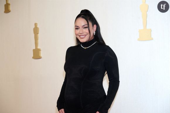 Les dizaines de millions d'aficionados de la star de l'époque High School Musical sont en pamoison devant ces photos. Sur Instagram, l'actrice et chanteuse, qui a connu un come back pour le moins... étonnant, aux côtés de sa copine Selena Gomez, dans le très sulfureux Spring Breakers, a révélé tout un portfolio de clichés la mettant en scène, dans une très élégante robe décolletée, d'un noir classieux de diva hollywoodienne... Et très ouvertement enceinte, détail qui n'a échappé à aucun curieux de la Toile.