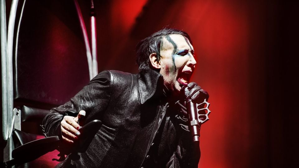 "Il filmait sous ma jupe" : Marilyn Manson en tournée, les victimes ignorées
