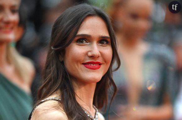 Dix ans de troubles du comportement alimentaire

Dans un contexte particulièrement symbolique — celui de la Journée mondiale des troubles du comportement alimentaire — Joyce Jonathan a tenu à rappeler qu’elle n’est pas étrangère à ce combat. Touchée par l’anorexie et la boulimie dans le passé, elle avait livré un témoignage poignant dans sa chanson Si je mange, je vais en enfer en janvier 2024 et dans le recueil de témoignages Corps à cœurs (Robert Laffont), signé Laurie Darmon. Elle y revenait sur dix années de rapport destructeur avec la nourriture et sur sa maternité qui l'a sauvée du déni et de la honte.