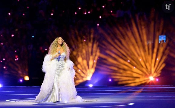 La chanteuse américaine de 56 ans Mariah Carey est apparue vendredi 6 février dans une somptueuse robe blanche signée selon Gala Roberto Cavalli toute de plumes et de sequins et a chanté en italien à l’occasion de la cérémonie d’ouverture des JO d’hiver qui se déroulent à Milan-Cortina en ce mois de février 2026.