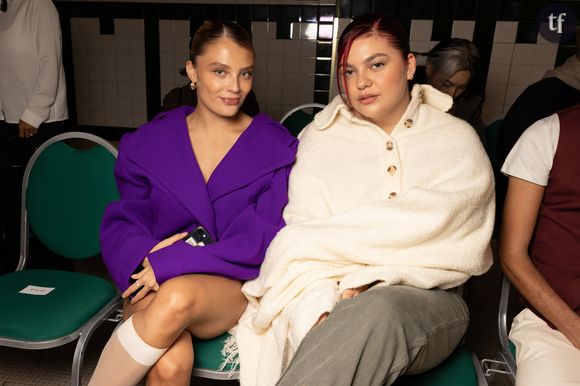 Louane a reçu de nombreux éloges de la part de ses fans : "Quelle classe", "Tu es sublime", "Magnifique", "Beauté fatale". Malgré tout, quelques personnes lui reprochent de montrer son ventre. "En plus, elle est maman, elle a une petite fille... La génération d'aujourd'hui je te jure", s'indigne un internaute. À en croire les remarques, quand on est mère, on ne peut pas s’habiller comme on veut, il y a un dresscode à respecter.