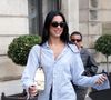 Dua Lipa a été aperçue alors qu'elle faisait une apparition chic à l'extérieur d'un essayage Schiaparelli à Paris, en France, le 6 juillet 2025. La chanteuse a fait tourner les têtes dans un look décontracté mais à la mode, portant une chemise bleue, un jean taille haute et un sac à main Chanel doré. Photo by Aissaoui Nacer/Splash News/ABACAPRESS.COM