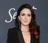 Pour Shenae Grimes, se sentir bien dans son corps et belle sans avoir recours à des artifices va totalement à l’encontre de ce que la société essaye de cultiver et de nous montrer jour après jour. S’accepter comme on est, accepter de vieillir naturellement est tellement rare que cela en devient presque un acte de rébellion qui détonne au milieu des autres.