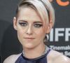 Kristen Stewart a enfin officialisé son mariage avec sa fiancée Dylan Meyer. Cela fait des années que les deux âmes soeurs vivent le parfait amour, mais leur union franchit désormais l'étape supérieure.