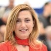 "Une vraie mémère", "Elle a pris un coup de vieux" : Julie Gayet cible de critiques sur son physique après cette vidéo avec François Hollande