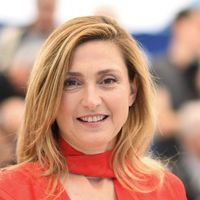 "Une vraie mémère", "Elle a pris un coup de vieux" : Julie Gayet cible de critiques sur son physique après cette vidéo avec François Hollande