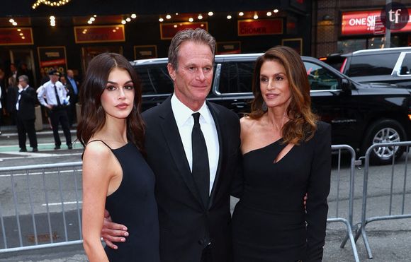 Dans une vidéo publiée sur le compte Instagram de Vogue, le trio pose tout sourire devant les photographes. Il n'en fallait pas plus pour que certains internautes viennent déverser leur haine. Dans de nombreux commentaires, ils reprochent à Kaia Gerber et son père Rande Gerber d'être trop proches. "Ça n'a rendu personne d'autre mal à l'aise... Juste moi ?", demande un utilisateur. "On dirait presque qu'ils sortent ensemble quand elle met sa main sur sa poitrine et la façon dont elle le regarde", écrit un autre. "Est-ce que c'est moi ou sa fille avait l'air profondément mal à l'aise et sa femme aussi... ?", peut-on encore lire.