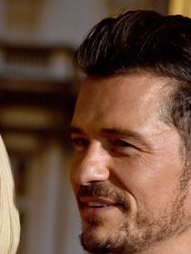 "21 ans de différence" : ce mythique acteur apparaît avec sa petite amie très "cadette", un écart d'âge bien patriarcal (coucou Léo)